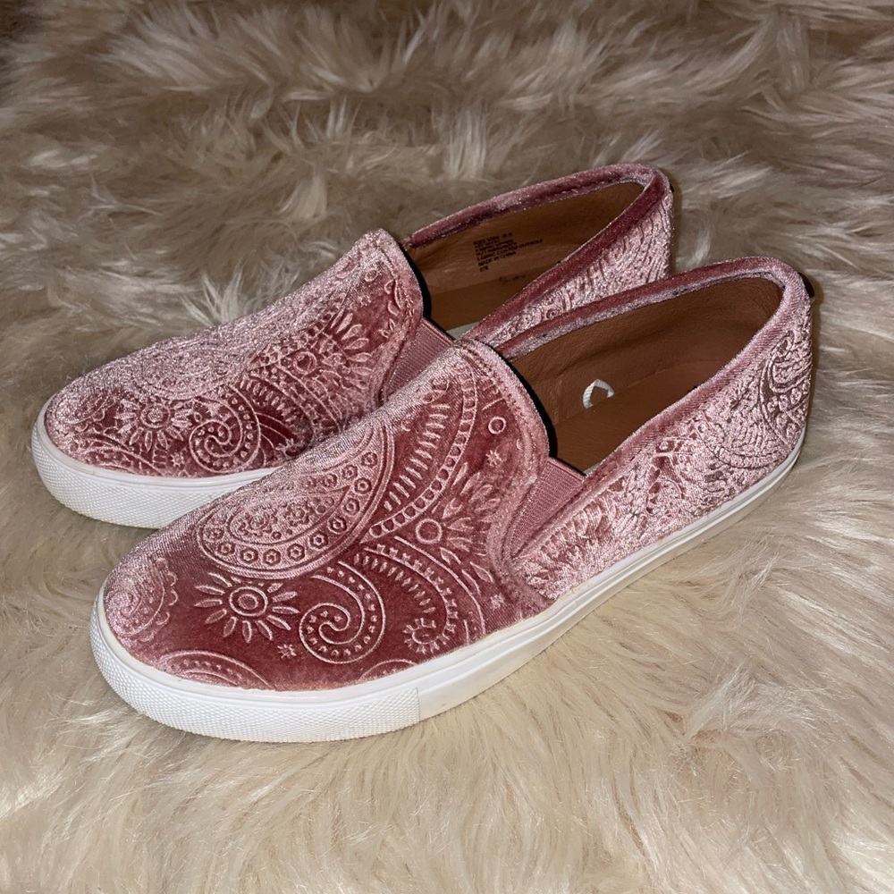 Steve Madden slip ons